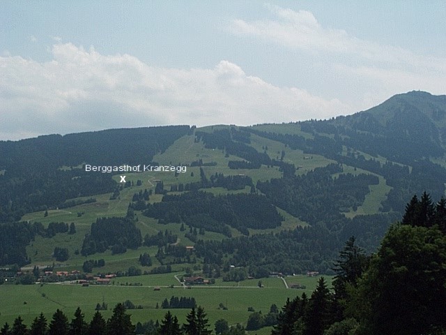 Hier oben liegt der Berggasthof! Unten links ist Kranzegg. Oben rechts der Grnten-Gipfel.