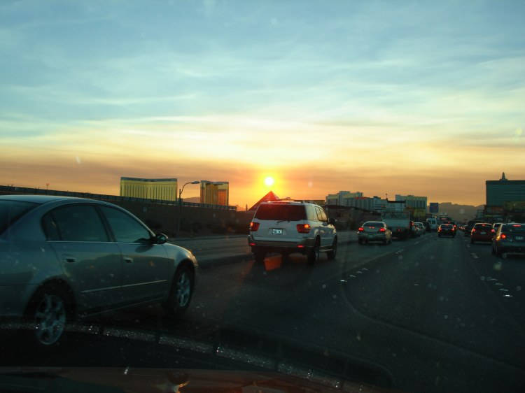 Fahrt in den Sonnenuntergang über Vegas...